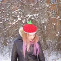 Красный берет клубничка,ручной работы
