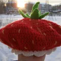 Красный берет клубничка,ручной работы