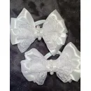 Белые атласные банты с жемчужными украшениями — пара