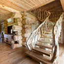 Дверь из массива дерева с витражным стеклом