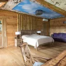 Дверь из массива дерева с витражным стеклом