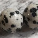 Браслет из далматиновой яшмы