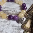 Браслет с чароитом и жёлтым кальцитом