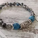Браслет из азурита с апатитом и рунами