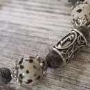 Браслет из яшмы и агата с рунами