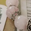 Браслет из розового кварца с рунами и турмалином