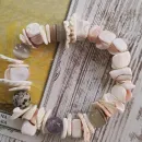 Браслет из ракушек с камнями