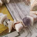 Браслет из ракушек с камнями