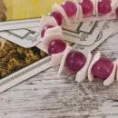 Браслет из халцедона с ракушками