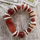 Браслет с агатом из сердолика и ракушек