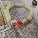 Браслет из пренита с жемчугом и кораллом