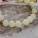 Браслет из пренита с жемчугом и кораллом