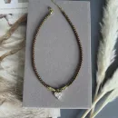 Чокер из жемчуга майорка цвета шоколад, с позолоченными мятыми бусинами и кулоном сердце из ювелирного стекла