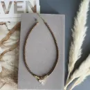 Чокер из жемчуга майорка цвета шоколад, с позолоченными мятыми бусинами и кулоном сердце из ювелирного стекла