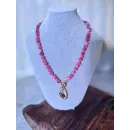 Колье из натурального арбузного кварца с крупным позолоченным кулоном