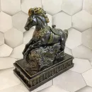 Декоративная шкатулка-статуэтка из гипса ручной работы «Конь Вороной»