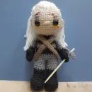 Вязаная игрушка Ведьмак