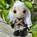 Вязаная игрушка Ведьмак