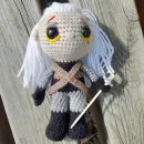 Вязаная игрушка Ведьмак