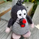 Вязаный крючком брелок Крот