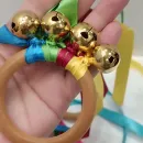 Сенсорное Монтессори-кольцо с бубенцами и лентами
