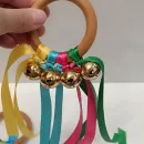 Сенсорное Монтессори-кольцо с бубенцами и лентами