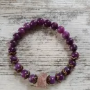 Браслет из чароита с гелиолитом.