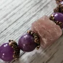 Браслет из чароита с гелиолитом.