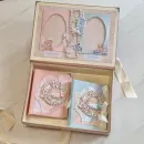 Два фотоальбома для мальчика и девочки. Две фоторамки на крышке коробки.