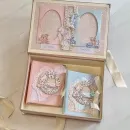 Два фотоальбома для мальчика и девочки. Две фоторамки на крышке коробки.