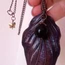 Колье "лист дёрена" с бусиной чёрного агата и хрустальной бусиной