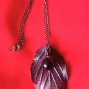 Колье "лист дёрена" с бусиной чёрного агата и хрустальной бусиной