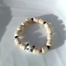 Женский браслет-талисман из молочного говлита