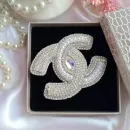 Брошь в стиле Шанель