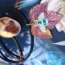 Лист смородины с голубой пчёлкой