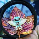 Лист смородины с голубой пчёлкой