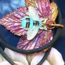 Лист смородины с голубой пчёлкой