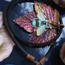 Лист смородины с голубой пчёлкой