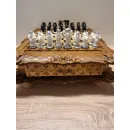 Комплект: деревянная резная шахматная доска ларец, с выдвижным ящиком для хранения фигур.