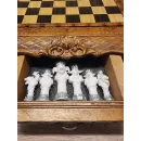 Комплект: деревянная резная шахматная доска ларец, с выдвижным ящиком для хранения фигур.