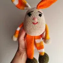 Вязанный разноцветный зайчик