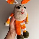 Вязанный разноцветный зайчик