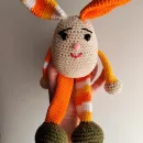 Вязанный разноцветный зайчик