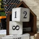 Вечный календарь настольный с кубиками домик