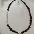 Чокер из граната и жемчуга.