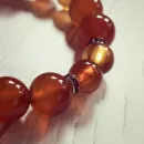 Браслет из сердолика с янтарем