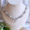 Колье-чокер из жемчуга с замочком бантиком.