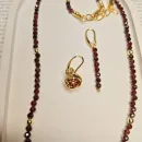 Комплект: бусы из натурального граненого граната и подвески с гранатом под золото, серьги с гранатом