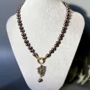 Колье из шоколадного жемчуга майорка, подвеска лист пальмы позолота.