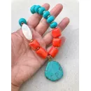 Объемное колье «Тенерифе» с кораллом, турквенитом и перламутром в круизном стиле ручной работы